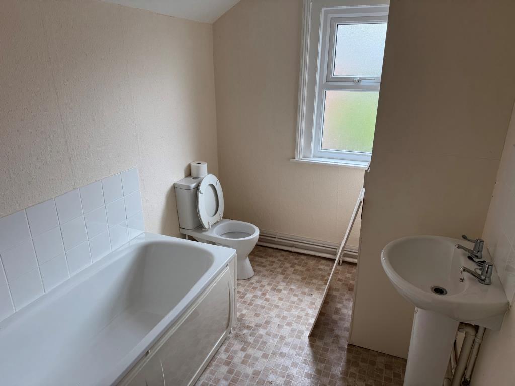 Lot: 133 - FREEHOLD TOWN CENTRE HOUSE FOR IMPROVEMENT - Bathroom with white suite
